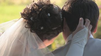 Ansprache Hochzeit vom Brautvater glückliches Brautpaar 