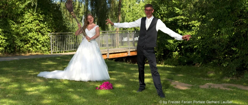 Bild Hochzeitspaar in Action Fotoshooting Ideen in ungewöhnlichen Posen für Männer und Frauen