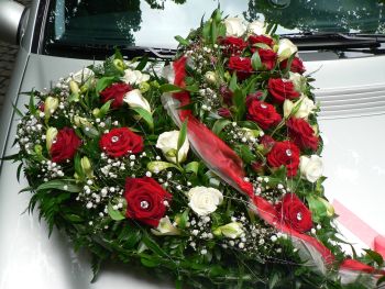 selber machen Ideen Tisch Deko zur Hochzeit Auto Dekoration Blumen